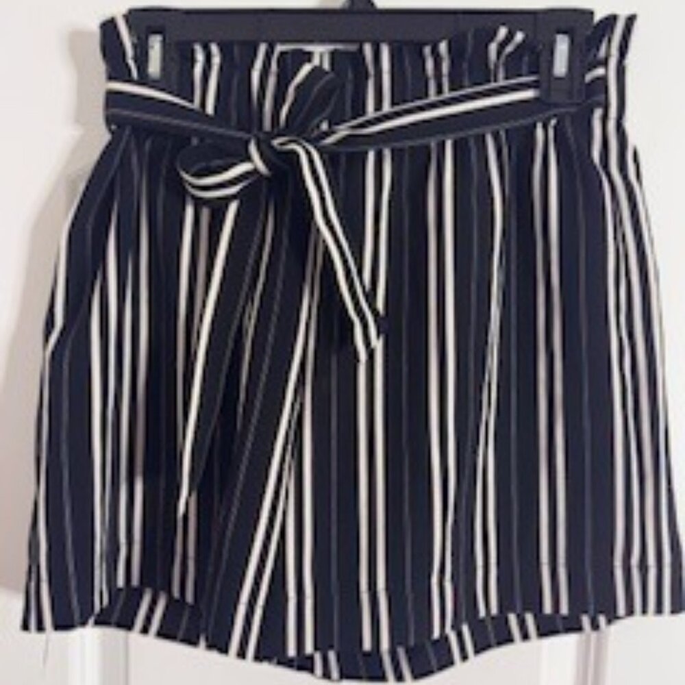 Meg & Margot Women Short Black & White Vertical Stripes-Size XS Petite